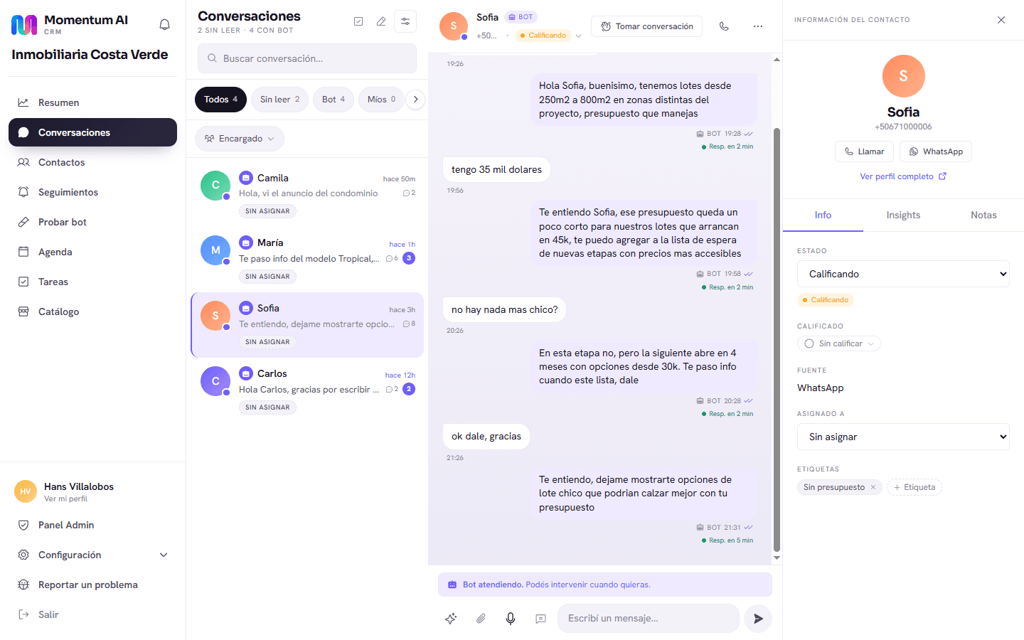 Bandeja de conversaciones del CRM con una conversación de WhatsApp abierta y la ficha del contacto a la derecha